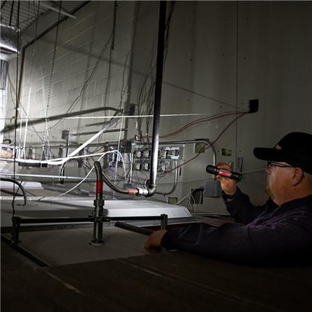 ไฟฉายปรับแสงแบบชาร์จไฟ 2000 ลูเมน MILWAUKEE L4 FL2000-301 4 โวลต์_2