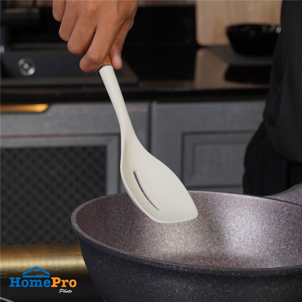 ตะหลิวมีร่องอเนกประสงค์ซิลิโคน ด้ามไม้ KECH ZC-MGK6 สีขาว/น้ำตาล