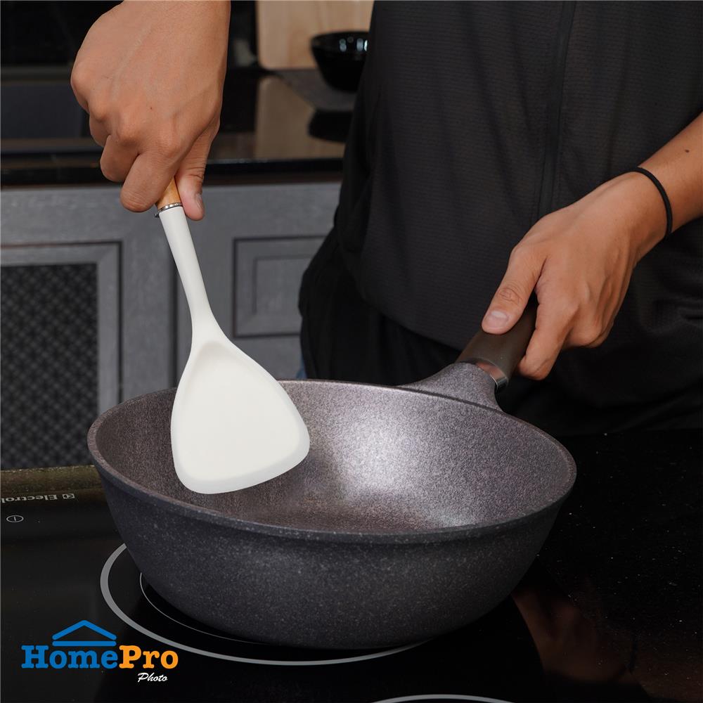 ตะหลิวซิลิโคนด้ามไม้ KECH ZC-MGK1 สีขาว/น้ำตาล